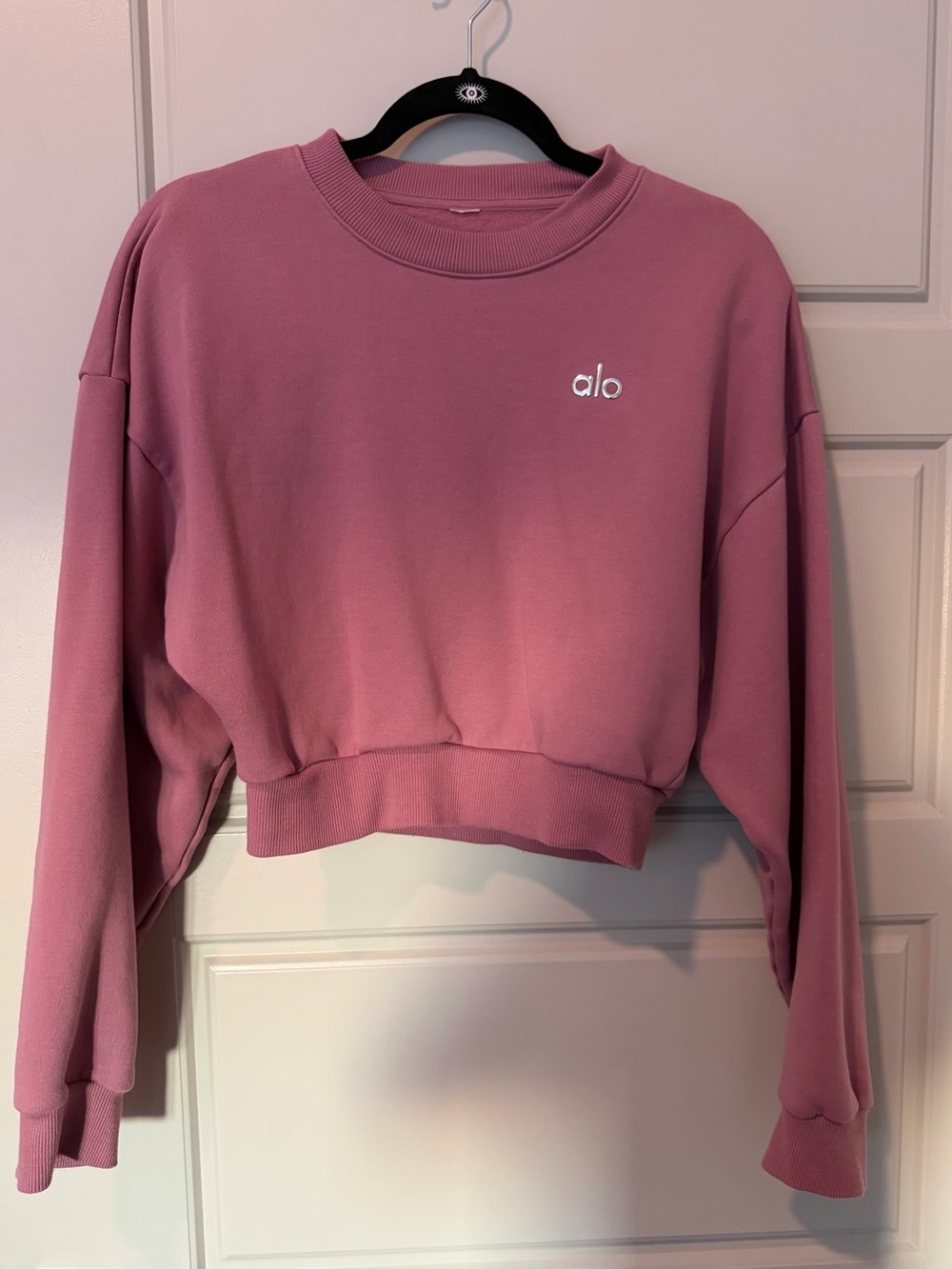 ALO Yoga Cropped Accolade Crewneck in Pink Wild Rosw